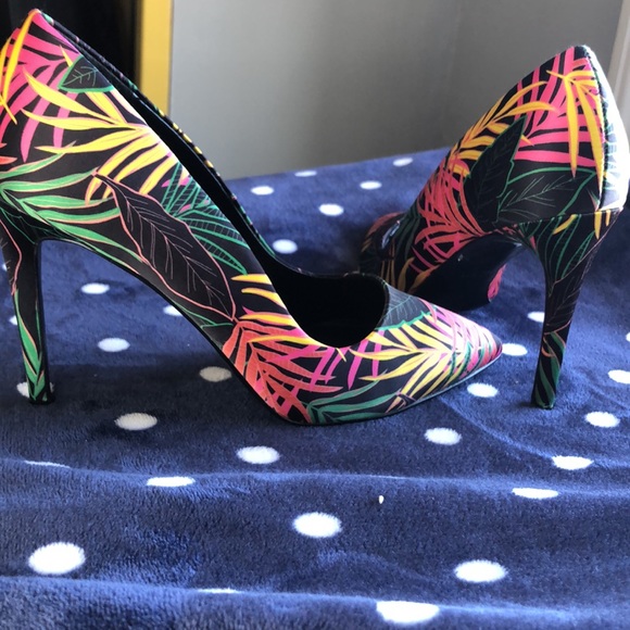 Assorted brand heels - Picture 2 of 5